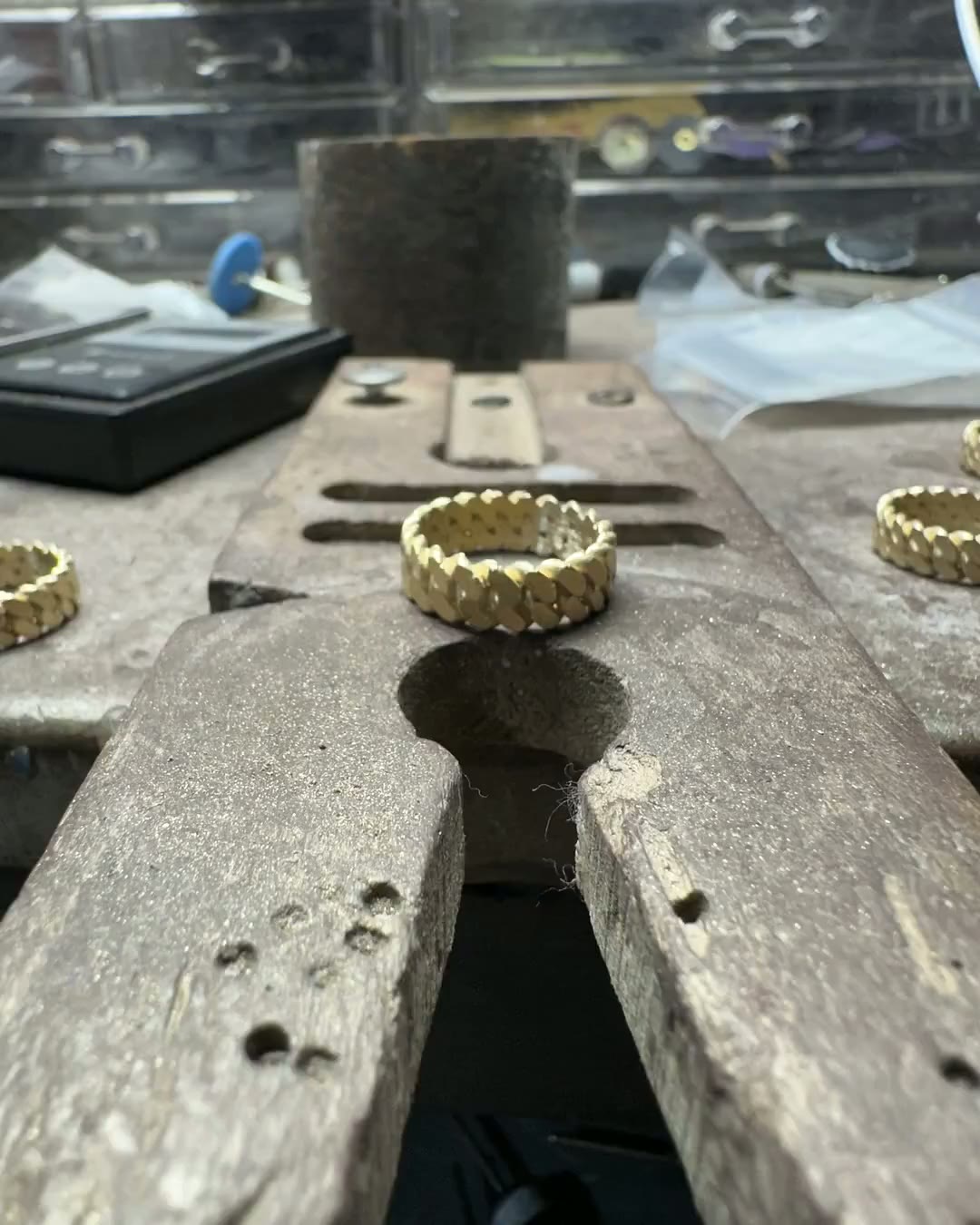 Slower progression from Cuban link ring components to the finished stack.